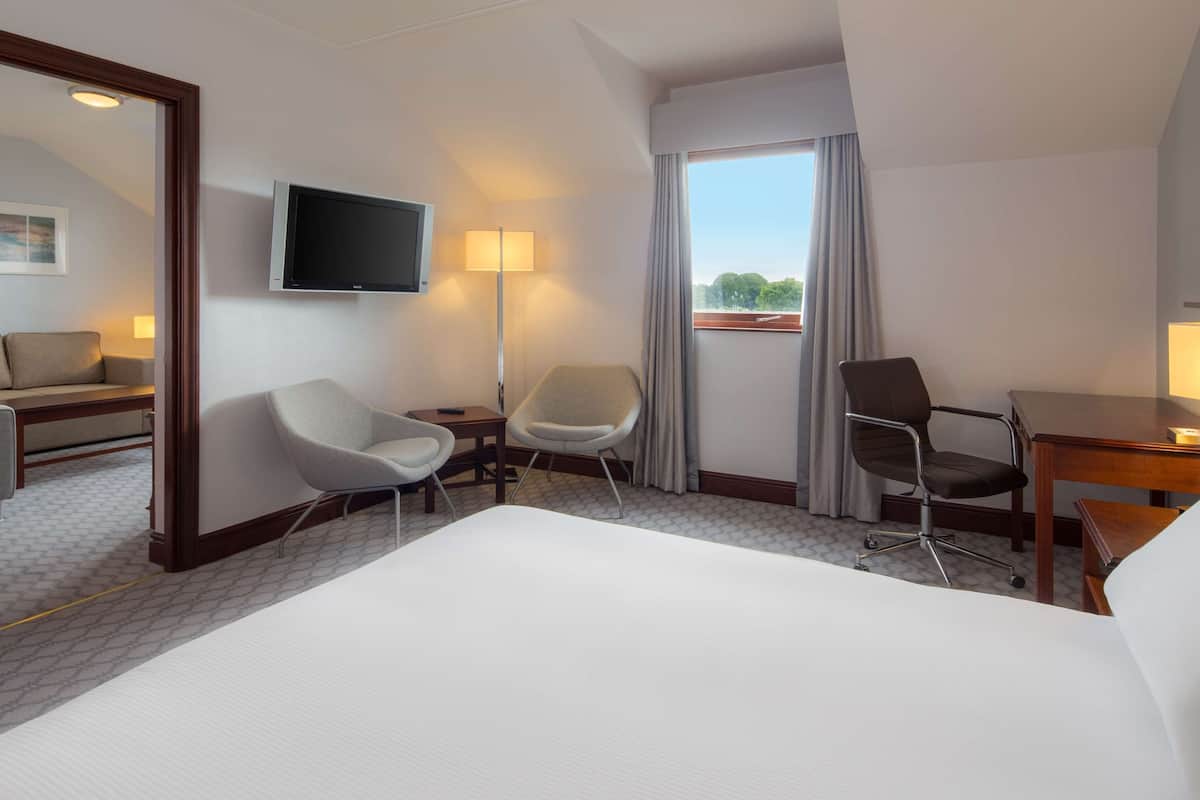 suite | in-room safe, desk, laptop workspace, soundproofing