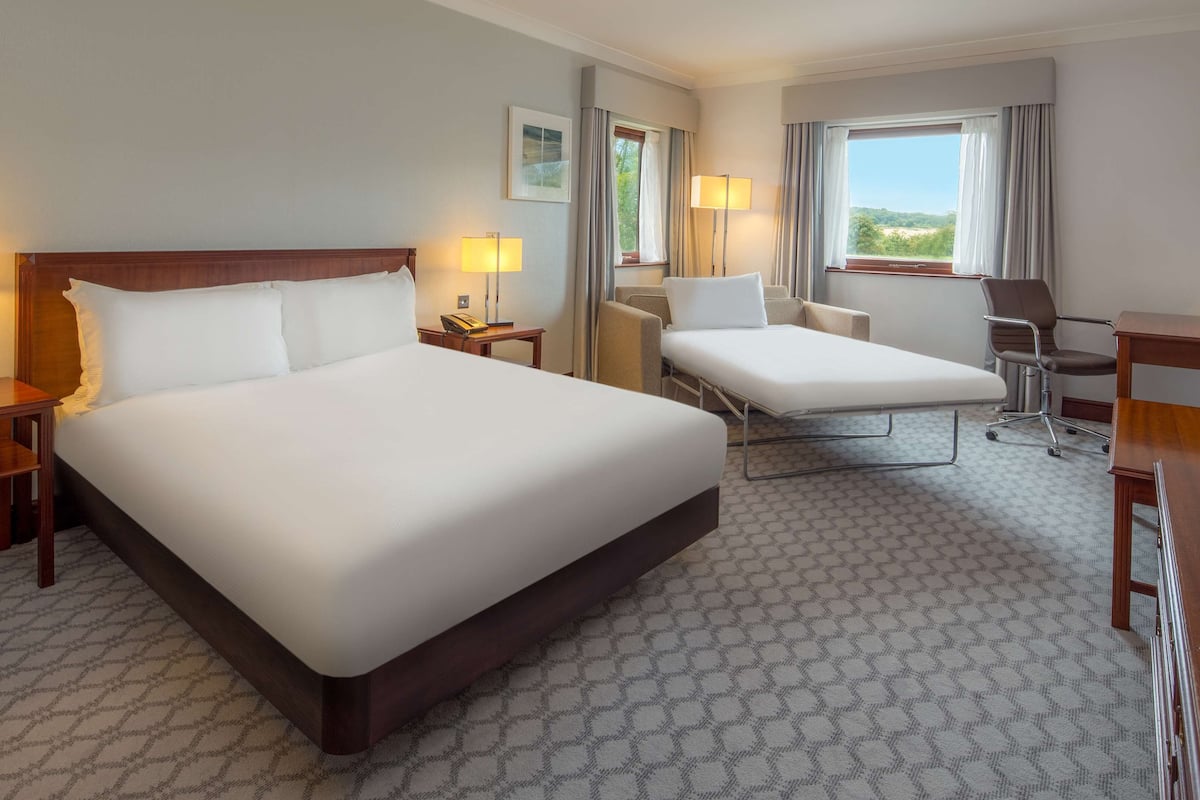 family room, 1 double bed (deluxe) | in-room safe, desk, laptop workspace, soundproofing