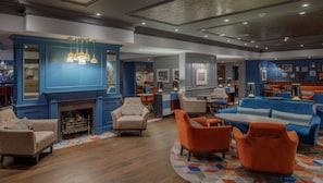 Se sirven desayunos, comidas, cenas y cocina británica