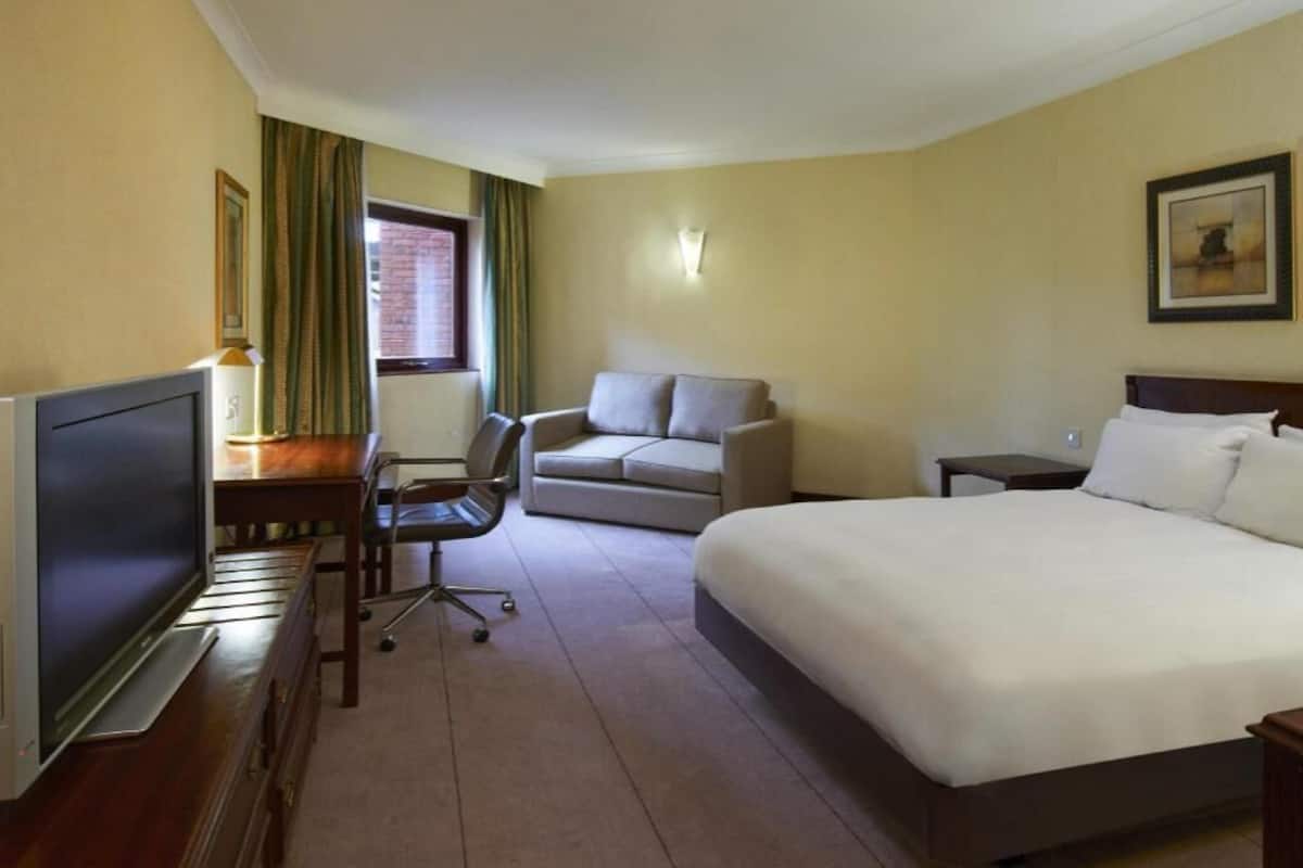 Zimmersafe, Schreibtisch, laptopgeeigneter Arbeitsplatz