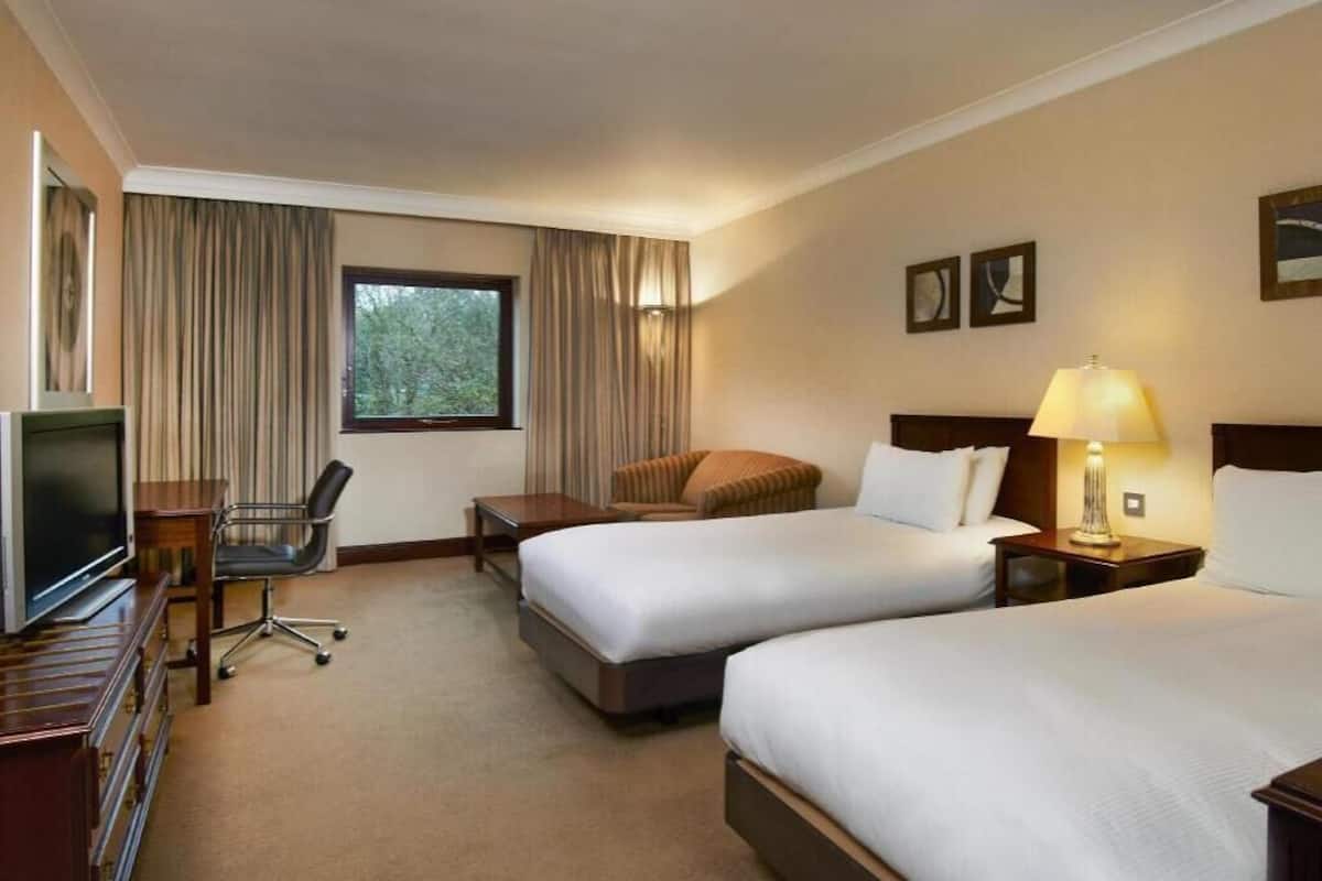 Zimmersafe, Schreibtisch, laptopgeeigneter Arbeitsplatz