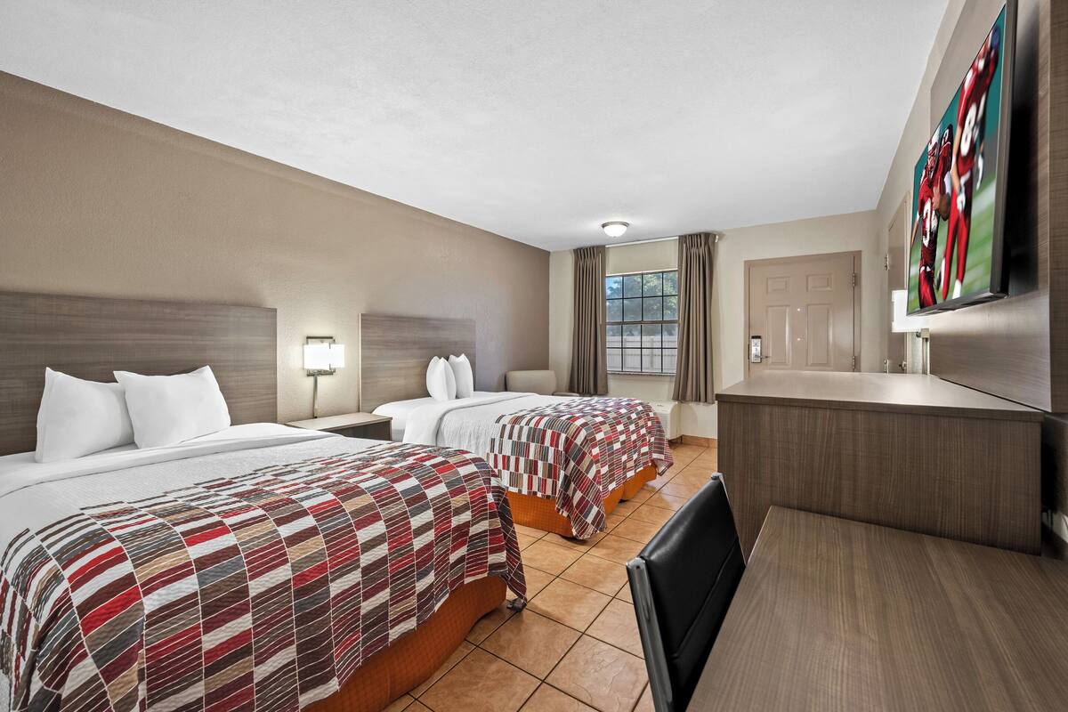 Deluxe kamer, 2 tweepersoonsbedden, toegankelijk voor mindervaliden, niet-roken | Een bureau, een laptopwerkplek, een strijkplank/strijkijzer