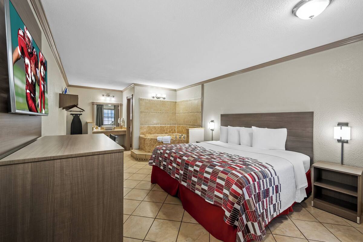 Deluxe kamer, 1 kingsize bed, niet-roken, bubbelbad | Een bureau, een laptopwerkplek, een strijkplank/strijkijzer