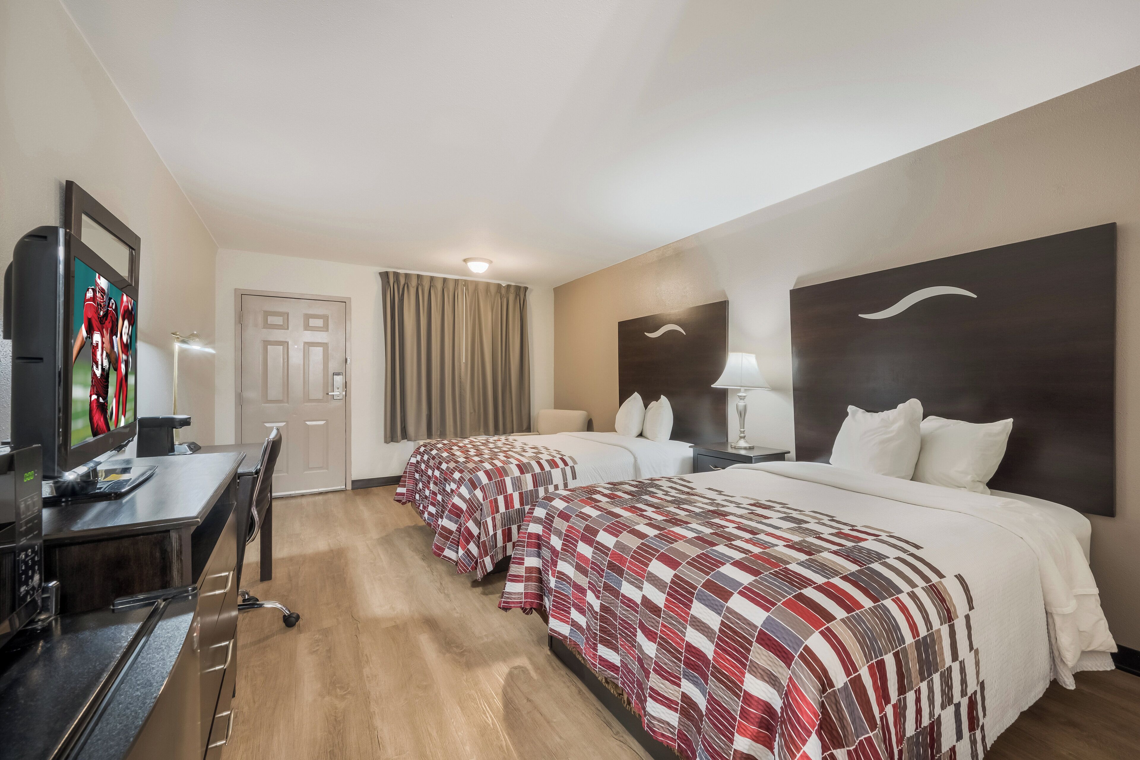 Schreibtisch, laptopgeeigneter Arbeitsplatz, Bügeleisen/Bügelbrett