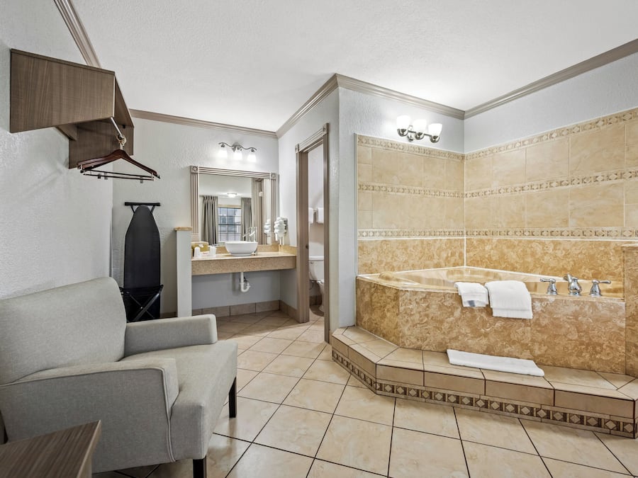 Deluxe Room, 1 King Bed, Non Smoking, Jetted Tub | Desk, laptop workspace, iron/ironing board, free cribs/infant beds