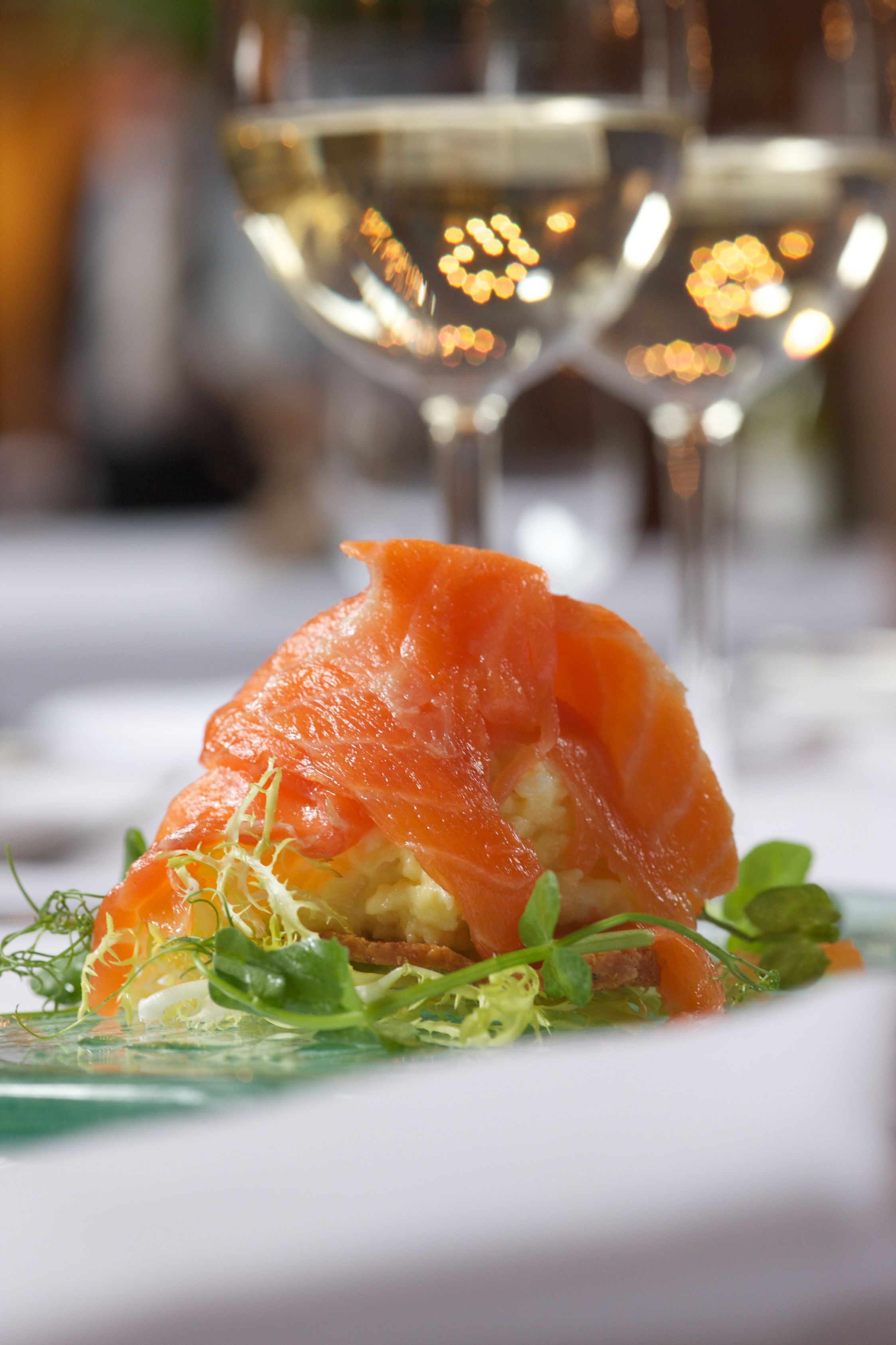 Ein Teller mit Lachs und Salat.