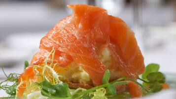 Ein Teller mit Lachs und Salat.