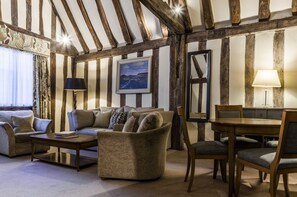 Suite – grand, 1 soverom | Safe på rommet, individuelt innredet, skrivebord og strykejern/-brett