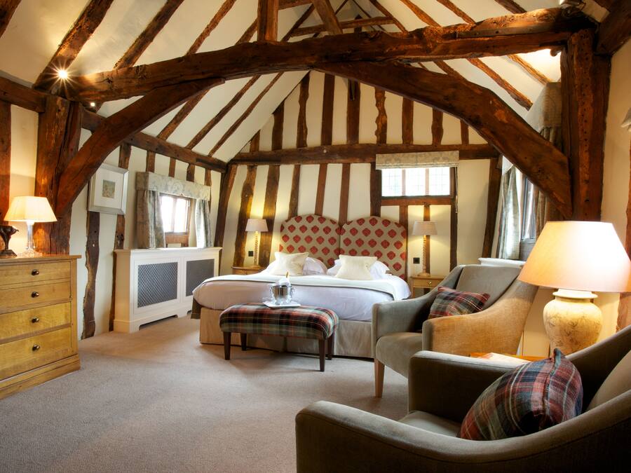 Grand tweepersoonskamer | Een kluis op de kamer, individueel gemeubileerd, een bureau