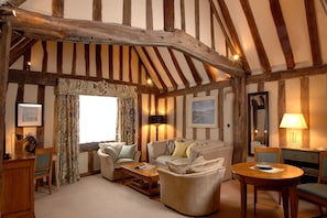 Grand-Suite, 1 Schlafzimmer | Wohnbereich | Flachbildfernseher