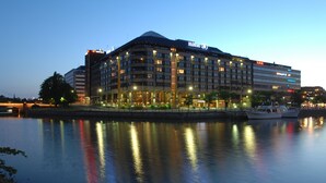 Ein großes Hotel mit mehreren Etagen und Blick auf das Wasser.