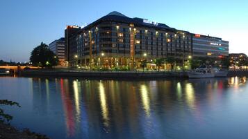 Overnatningsstedets facade – aften/nat