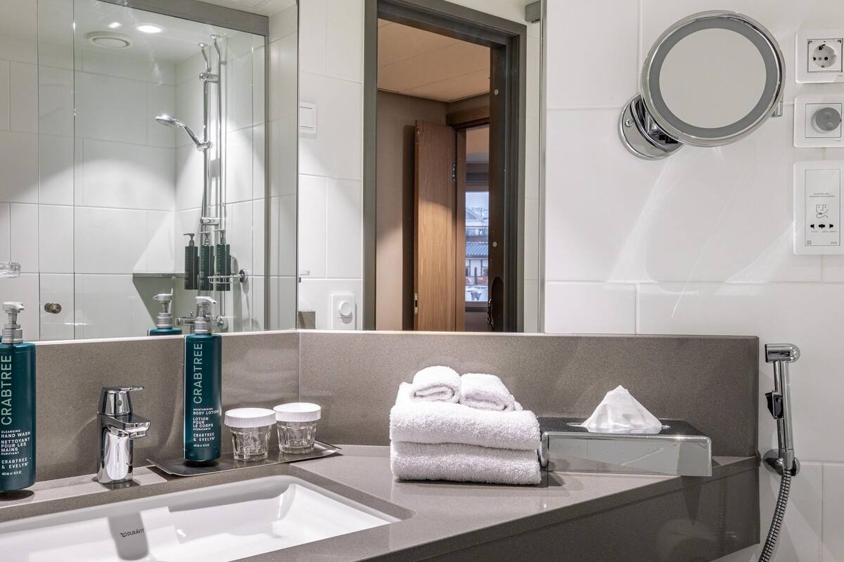 combined shower/bathtub, free toiletries, hair dryer, towels