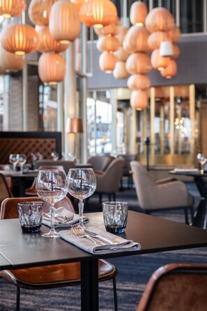Breakfast, dinner, brunch served; ocean views