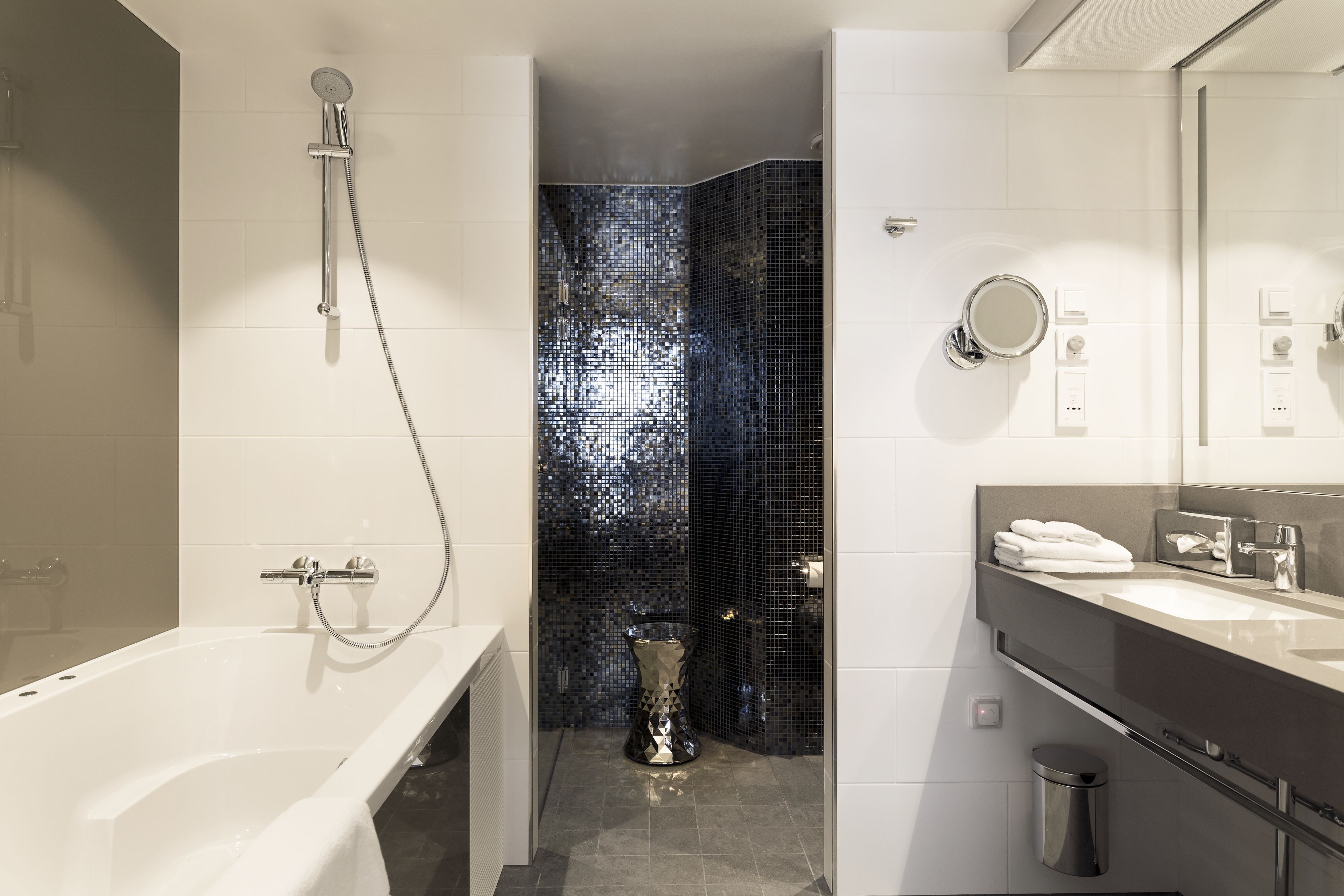 Suite presidencial | Baño | Tina con regadera, amenidades de baño gratuitas, secadora de cabello 