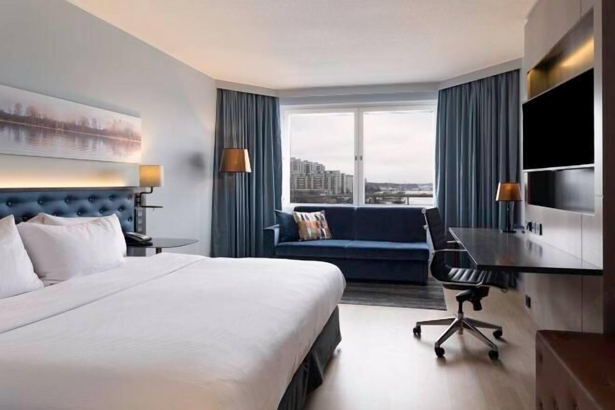 Premium bedding, down duvets, minibar, in-room safe