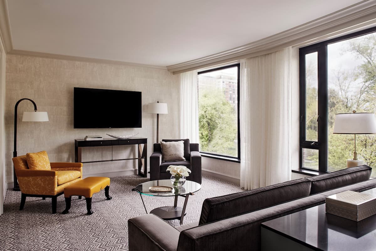 Senator Suite | Hochwertige Bettwaren, Daunenbettdecken, Pillowtop-Betten, Zimmersafe