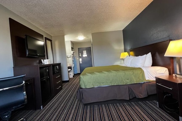 Standard Single Room | Premium bedding, soundproofing, iron/ironing board, cribs (free)