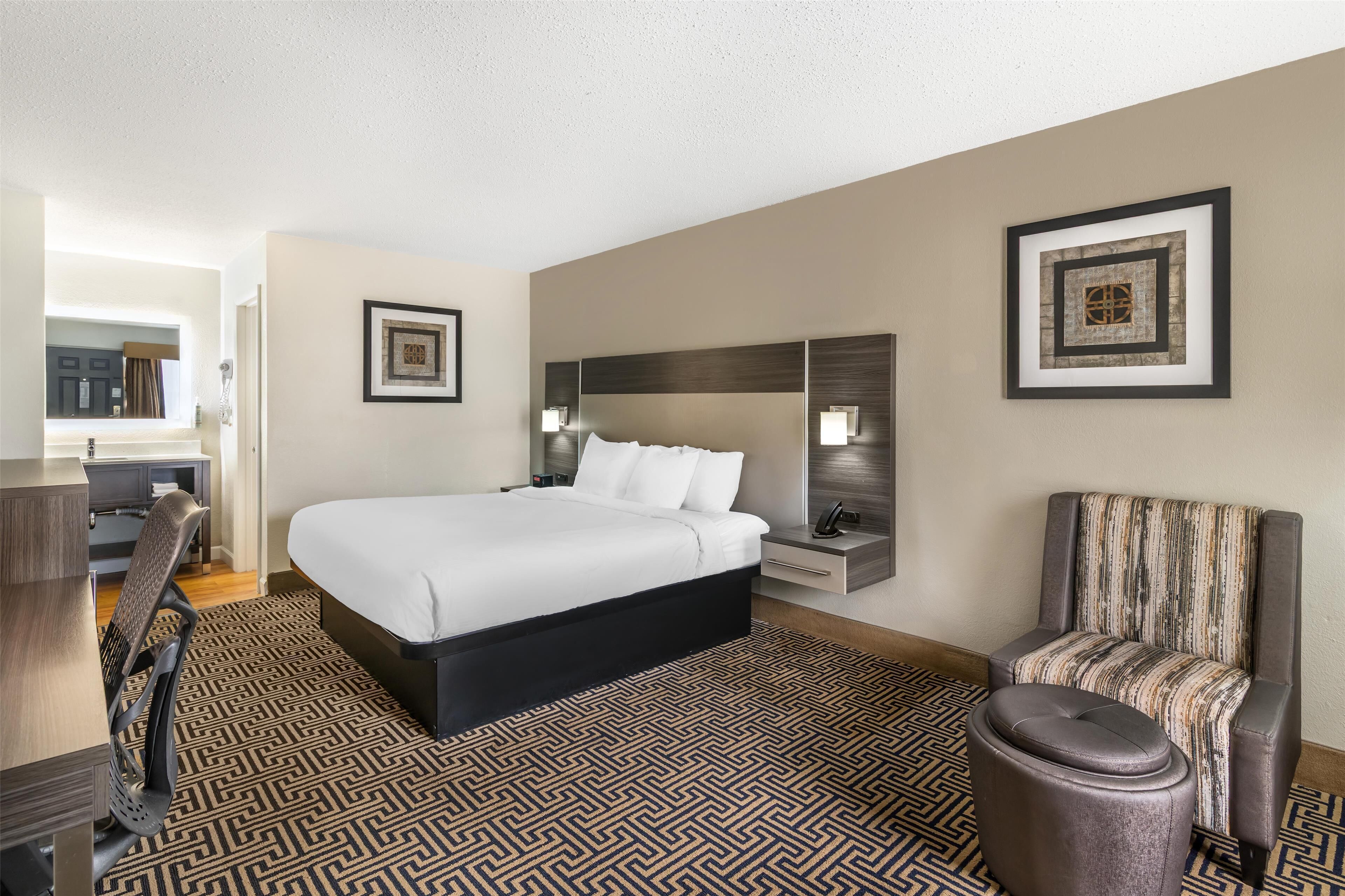 standard room, 1 king bed, non smoking | premium bedding, pillow-top beds, desk, laptop workspace