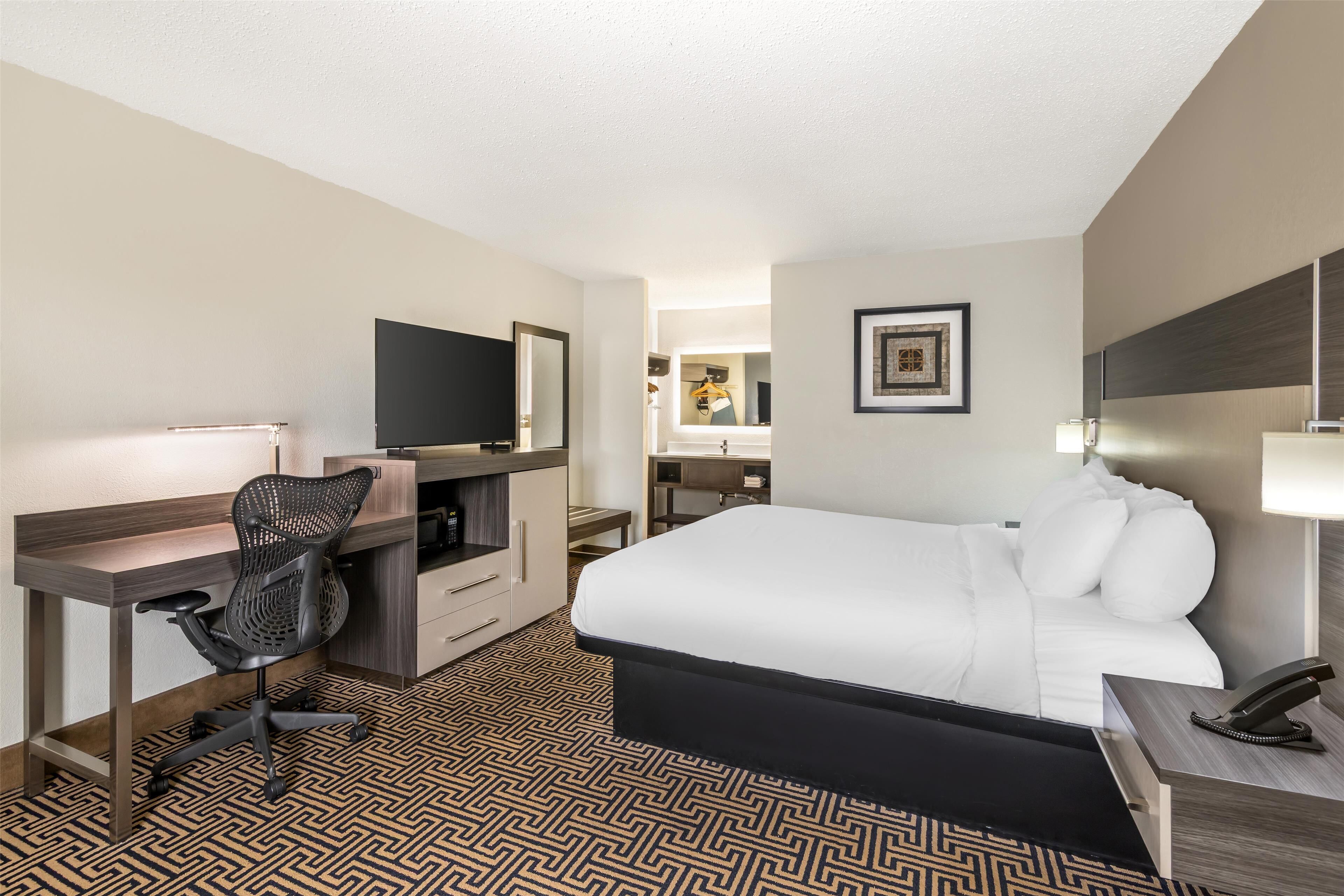 standard room, 1 king bed, non smoking | premium bedding, pillow-top beds, desk, laptop workspace