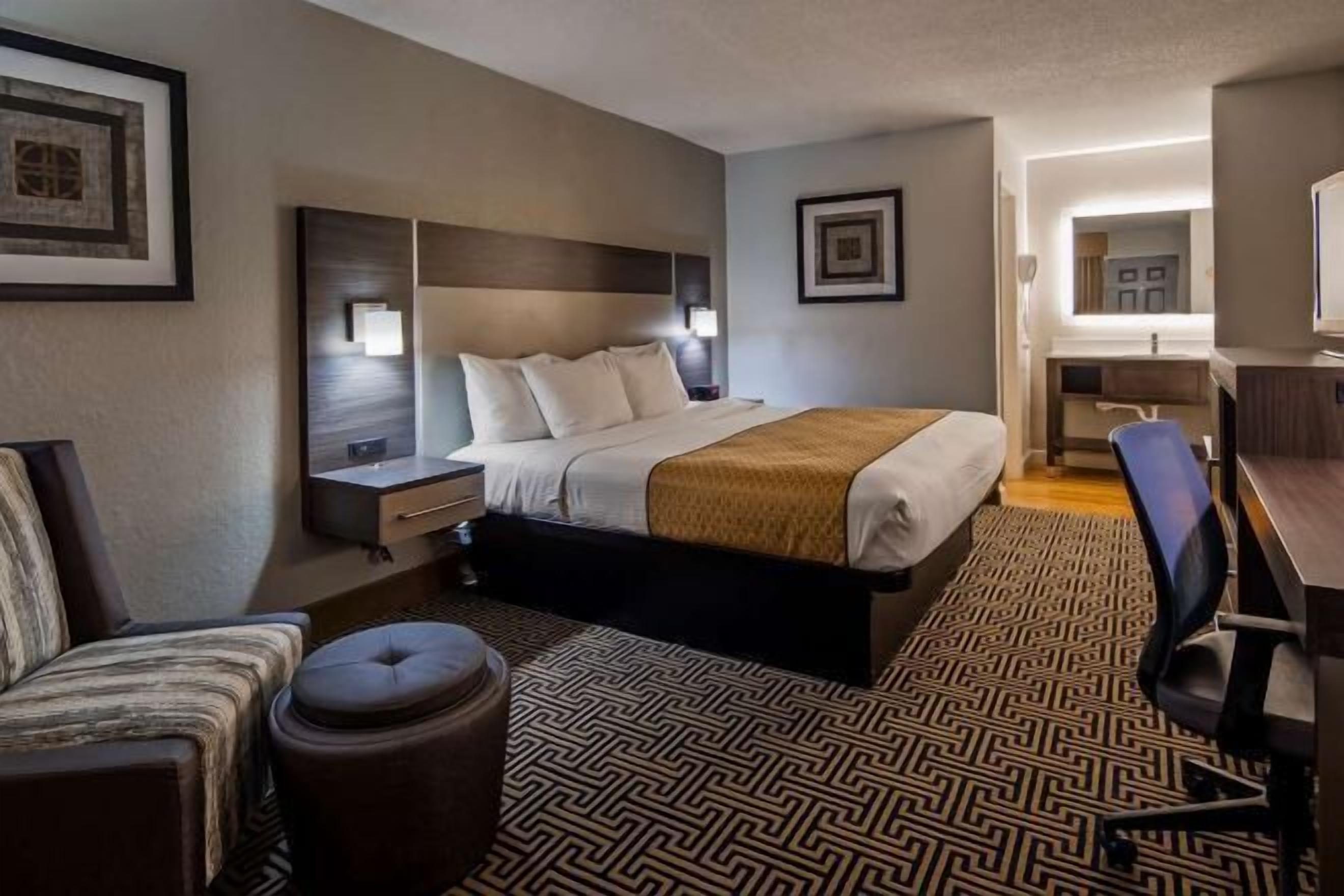 Luxe beddengoed, pillowtop-bedden, een bureau, een laptopwerkplek