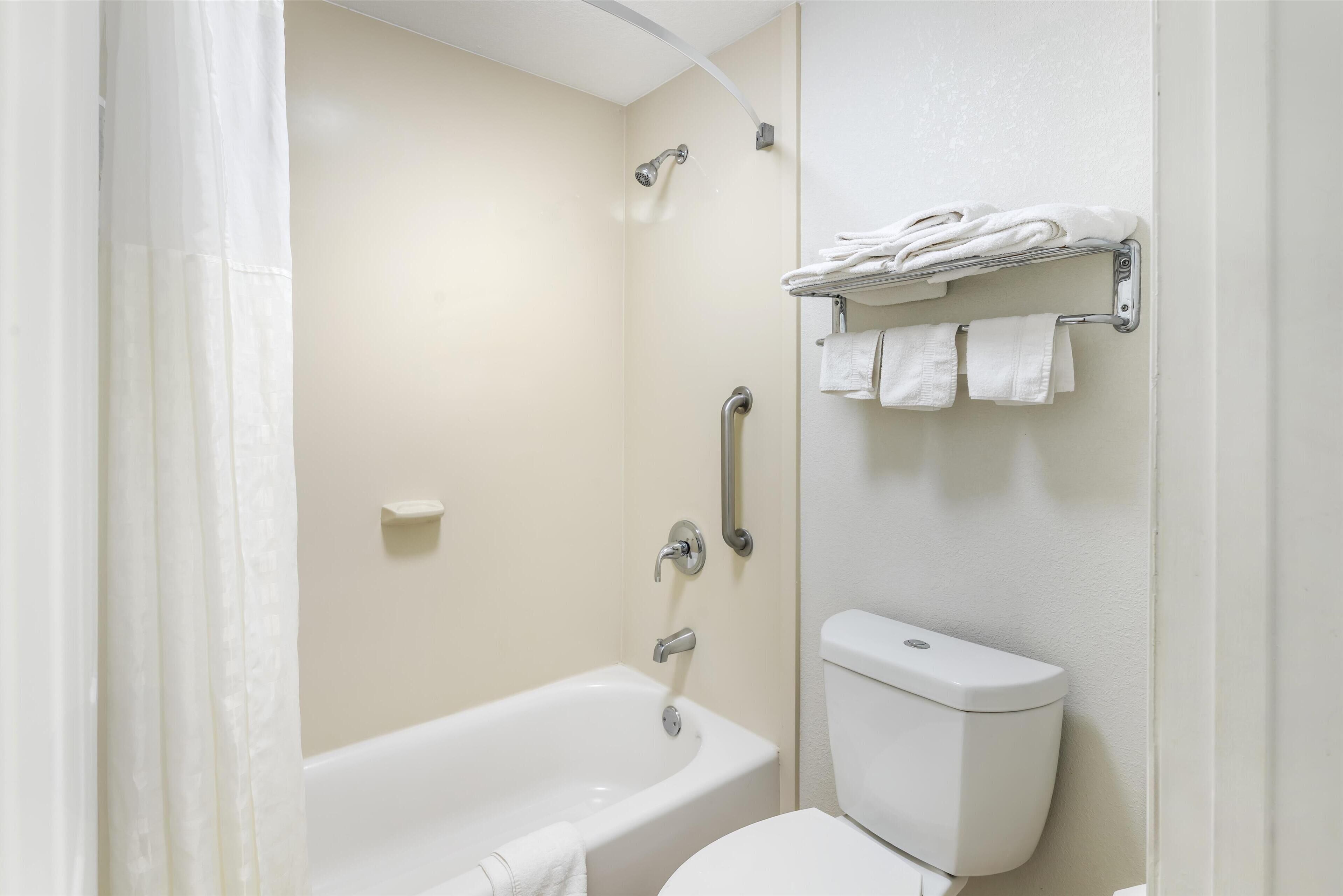 standard room, 2 double beds, non smoking | bathroom | combined shower/bathtub, free toiletries, hair dryer, towels