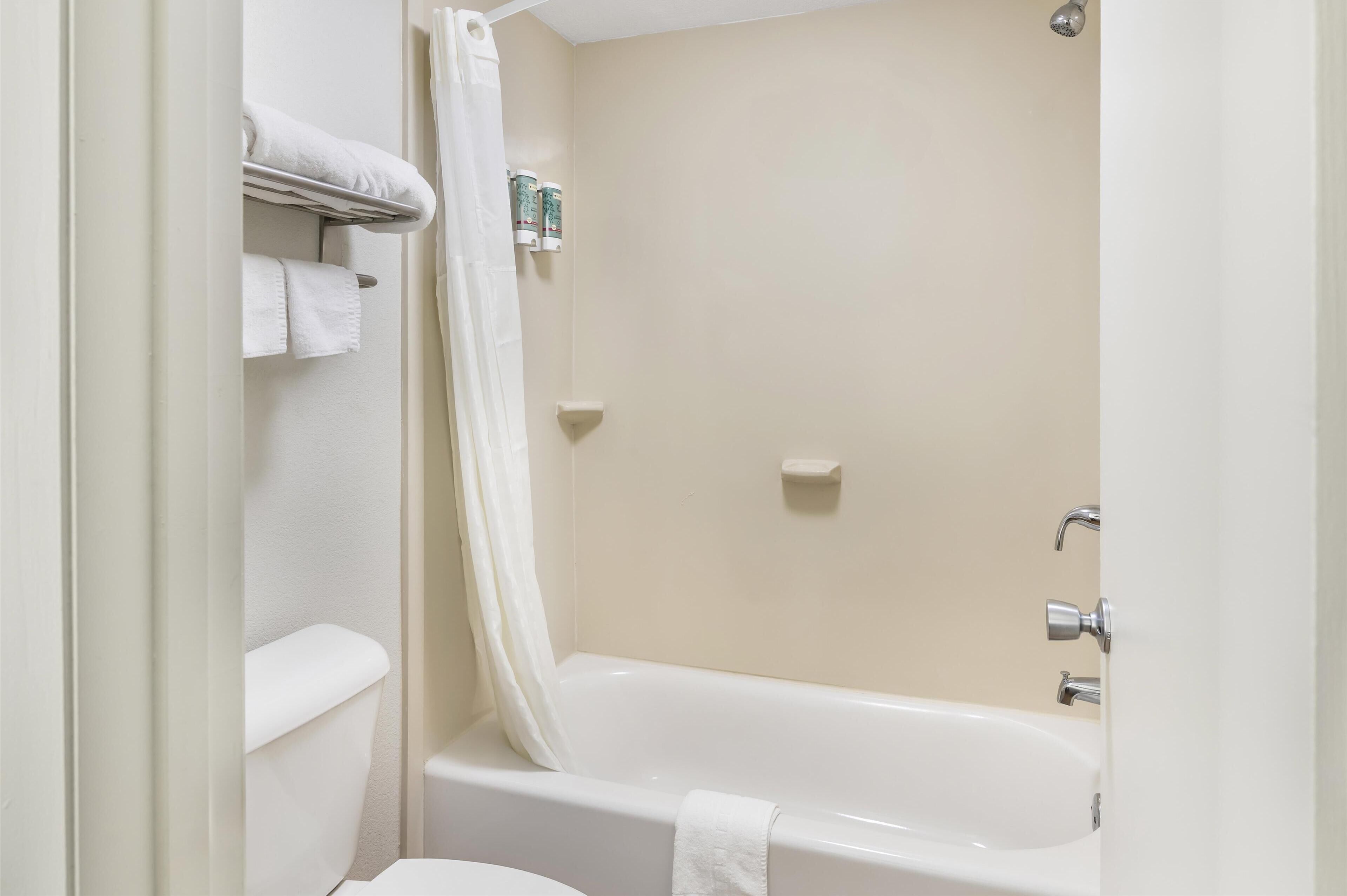 standard room, 1 king bed, non smoking | bathroom | combined shower/bathtub, free toiletries, hair dryer, towels