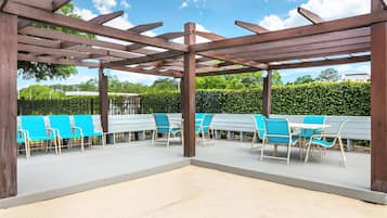 Una piscina al aire libre (de 09:00 a 21:00), tumbonas