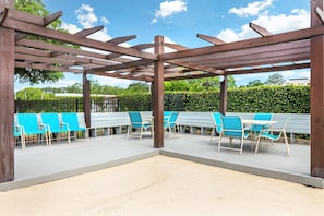 Piscine extérieure, accès possible de 9 h à 21 h, chaises longues