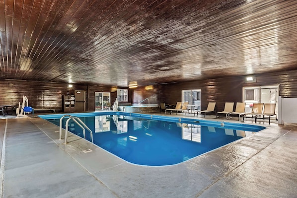 Indoor pool, sun loungers