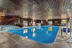 Una piscina cubierta, tumbonas