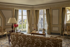 Executive Junior Suite | Premium bedding, minibar, in-room safe, desk