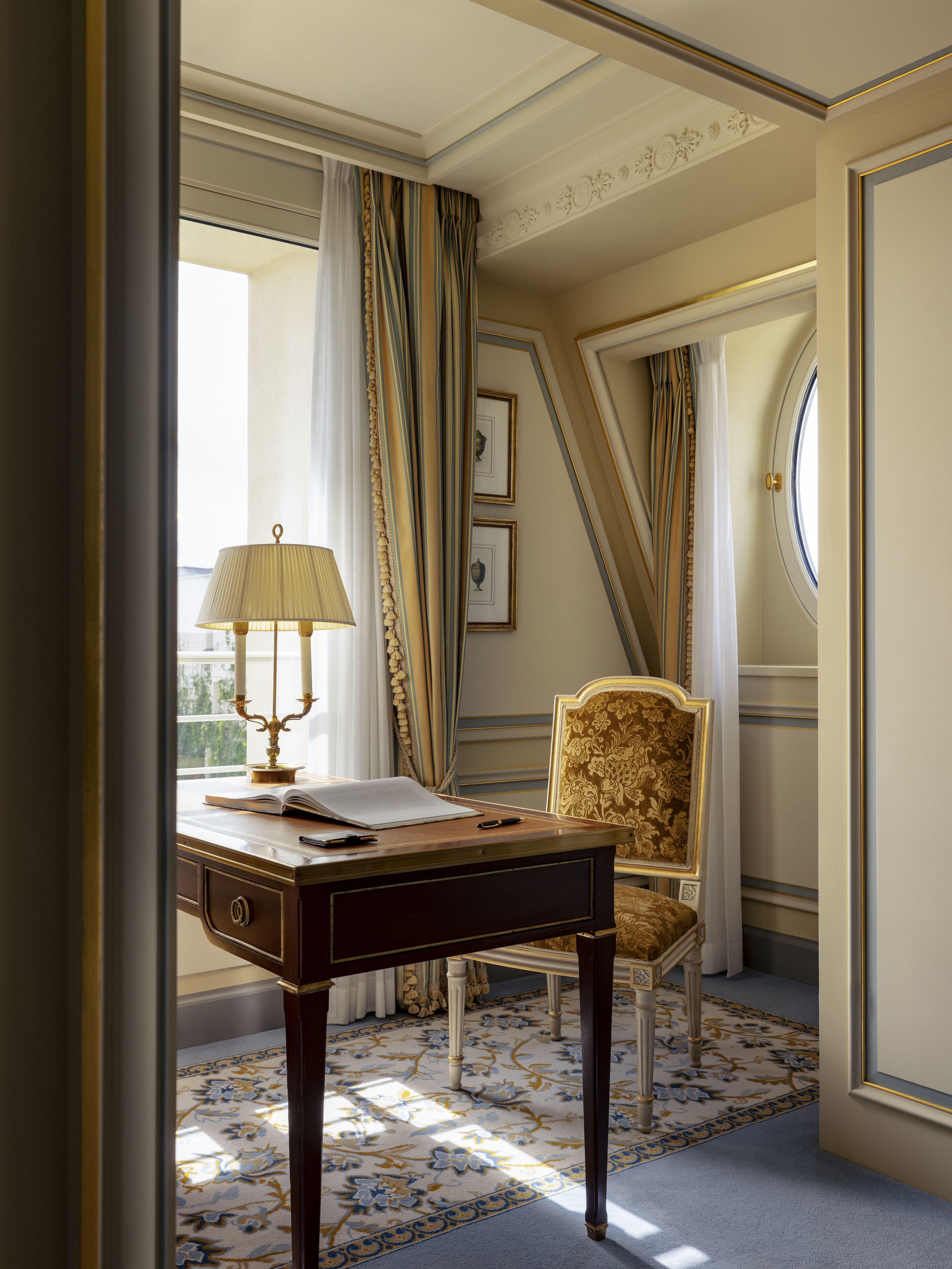 executive junior suite | living area | flat-screen tv, pay films