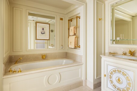 Ritz Paris - Image 25