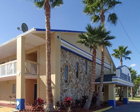 Exterior. Rodeway Inn Leesburg Chain of Lakes