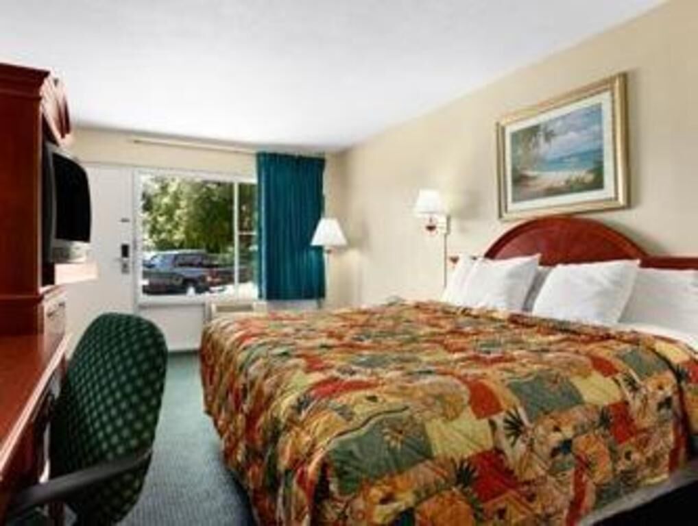 Desk, iron/ironing board, rollaway beds, free WiFi
