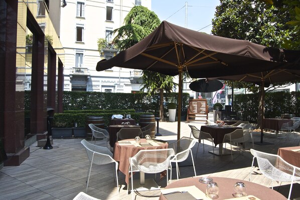 Petit-déjeuner, déjeuner et dîner servis sur place