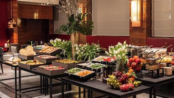 Colazione a buffet, servita tutte le mattine (15 EUR a persona)