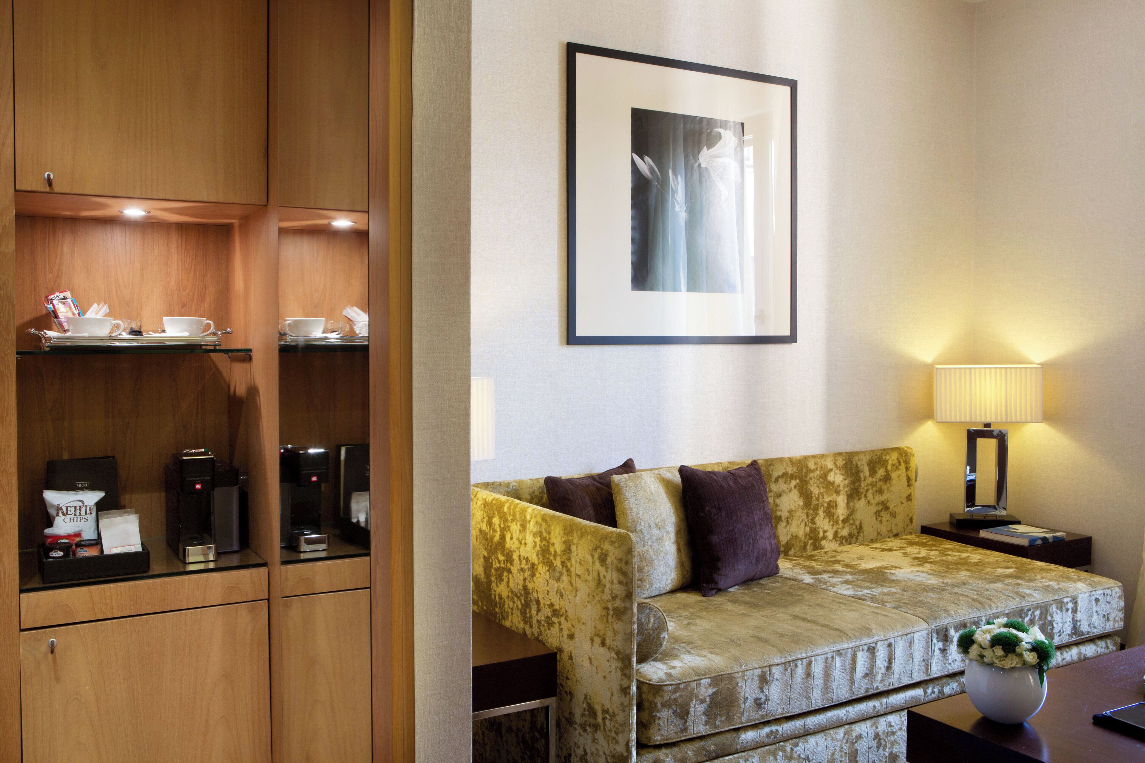 suite | minibar, in-room safe, desk, blackout curtains