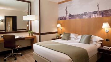 Quarto casal ou duplo superior | Frigobar, cofres nos quartos, escrivaninha, cortinas blackout