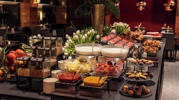 Tägliches Frühstücksbuffet (15 EUR pro Person)