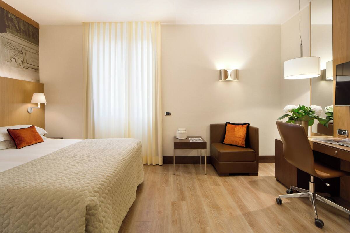 Deluxe Double or Twin Room | Minibar, in-room safe, desk, blackout curtains