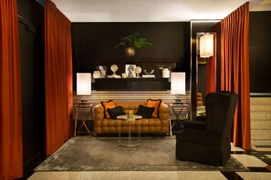Coin salon dans le hall