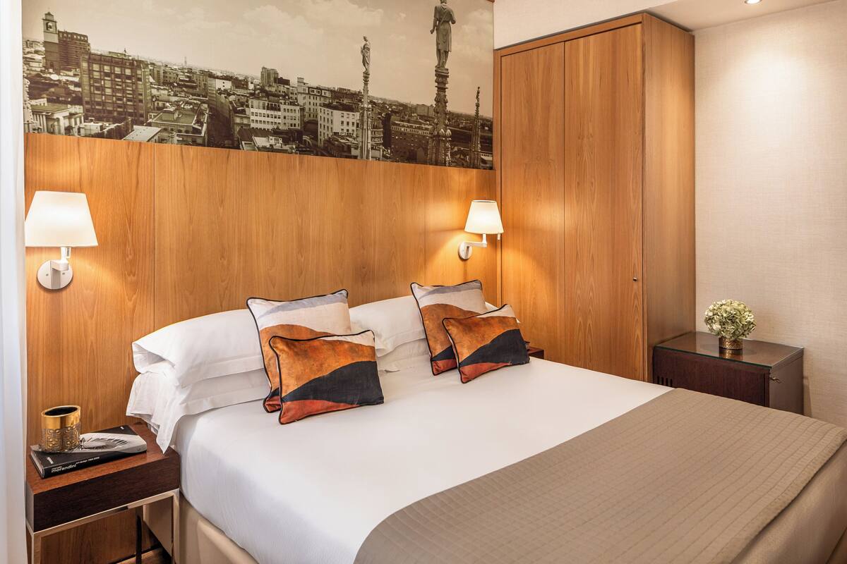 Classic Double Room | Minibar, in-room safe, desk, blackout curtains