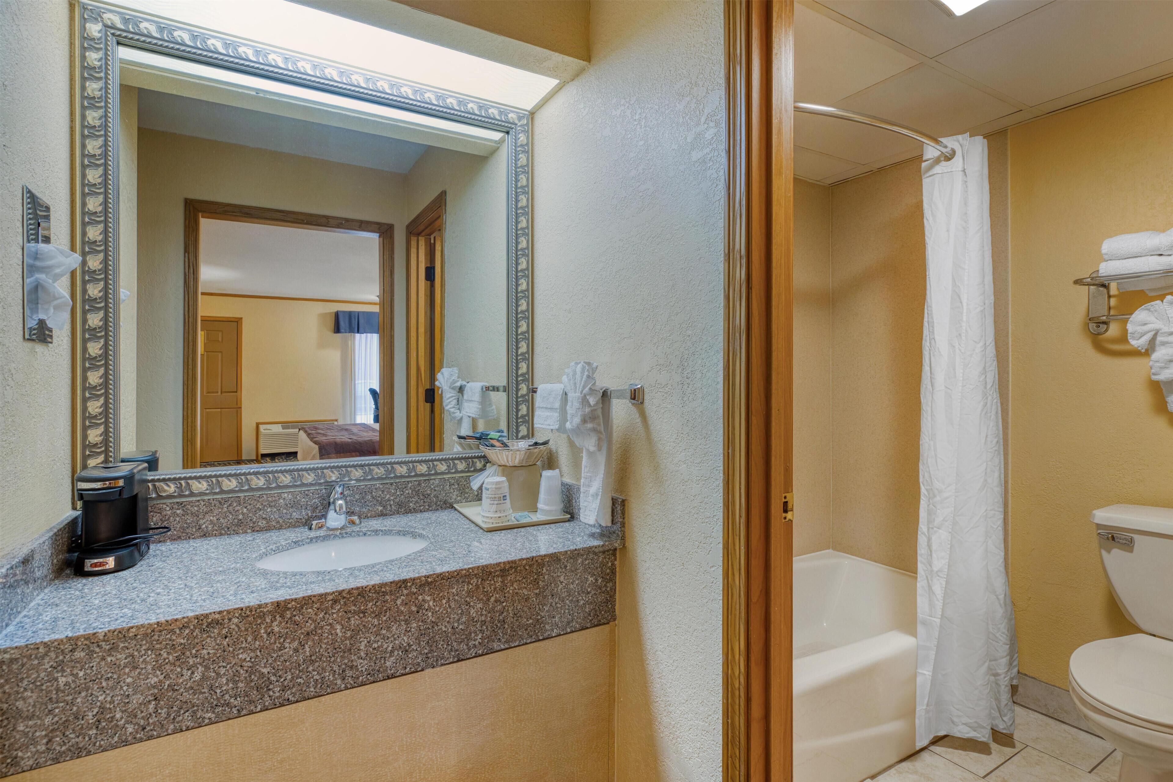 Ensemble baignoire-douche, articles de toilette (gratuits)