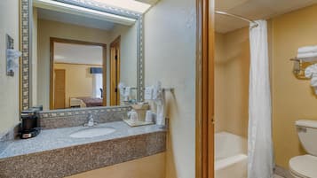 Ensemble baignoire-douche, articles de toilette (gratuits)