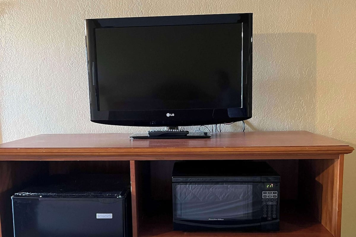 Standard Room, 1 King Bed, Accessible, Bathtub | Pillowtop beds, individually furnished, desk, laptop workspace