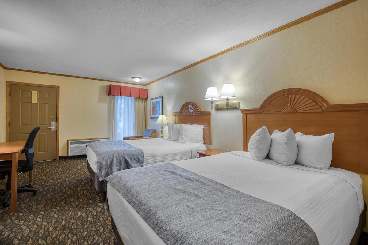 Pillowtop beds, desk, laptop workspace, blackout drapes