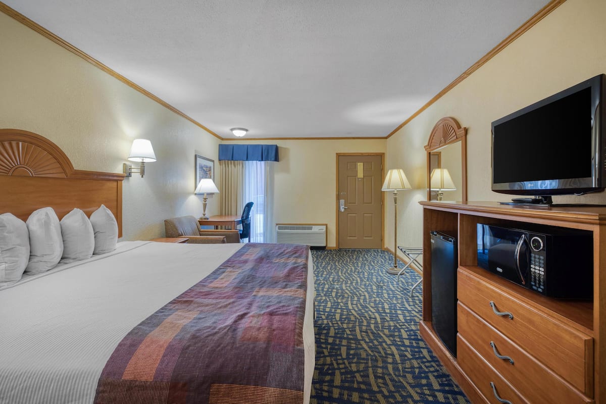 Pillowtop beds, desk, laptop workspace, blackout drapes