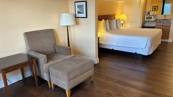 標準客房, 1 張特大雙人床 | 書桌、遮光布/窗簾、熨斗/熨衣板、免費無線上網